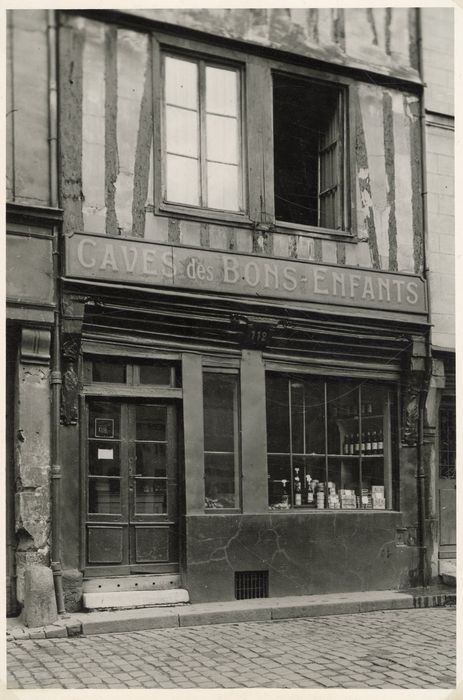 façade sur rue, vue partielle