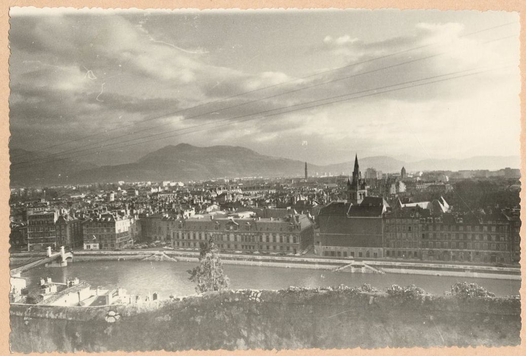 vue générale de la vue panoramique en direction du Sud-Est de la ville de Grenoble depuis le monastère