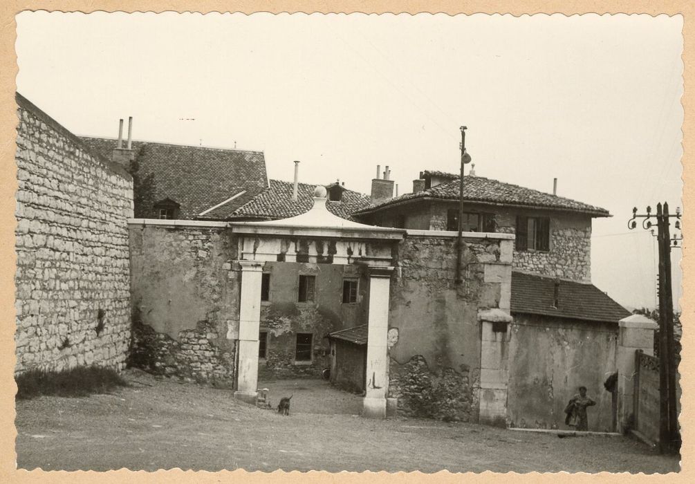 entrée secondaire ouest
