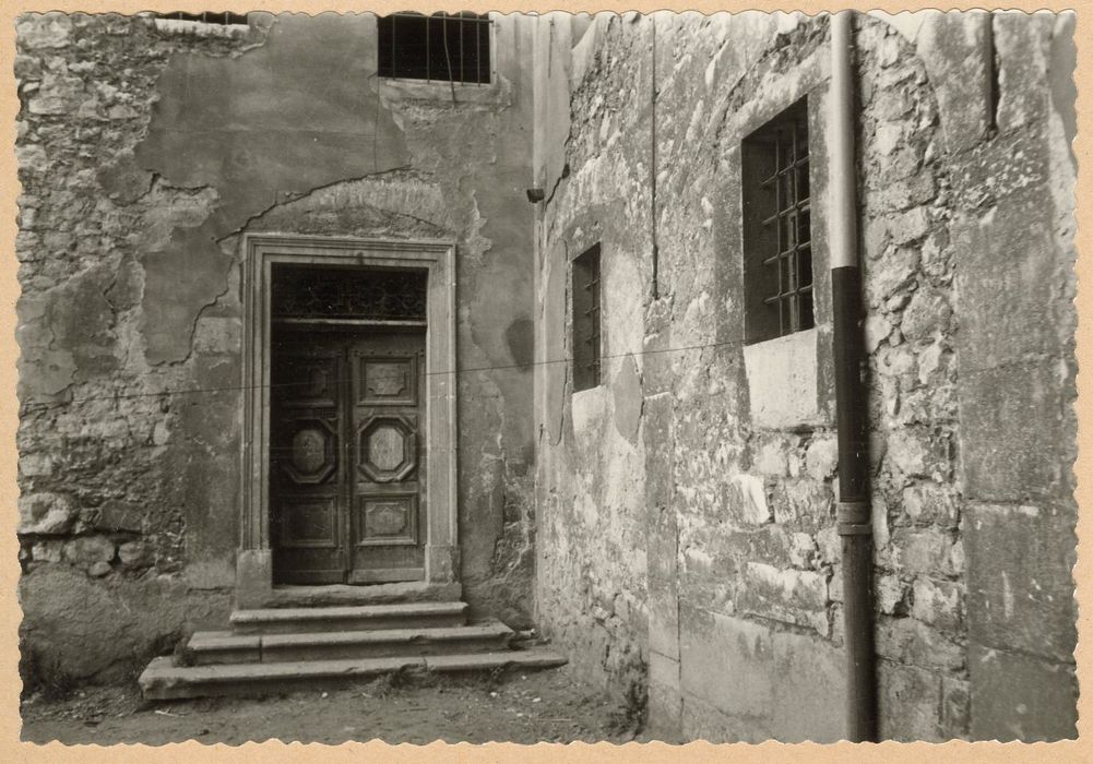 porte d’accès sur la place face à l’église
