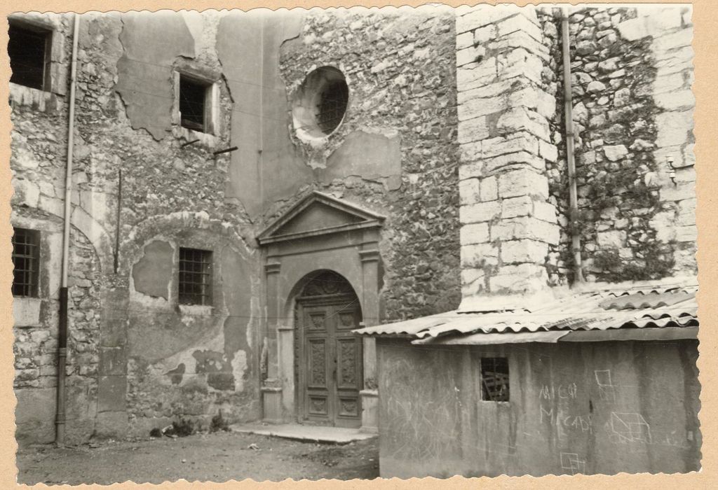 portail d’accès à l’église