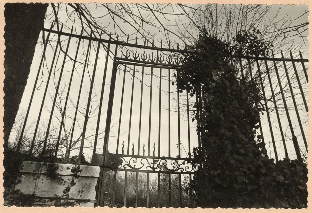 jardins, vue partielle de la clôture