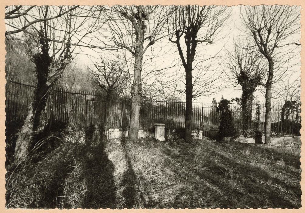 jardins, vue partielle de la clôture