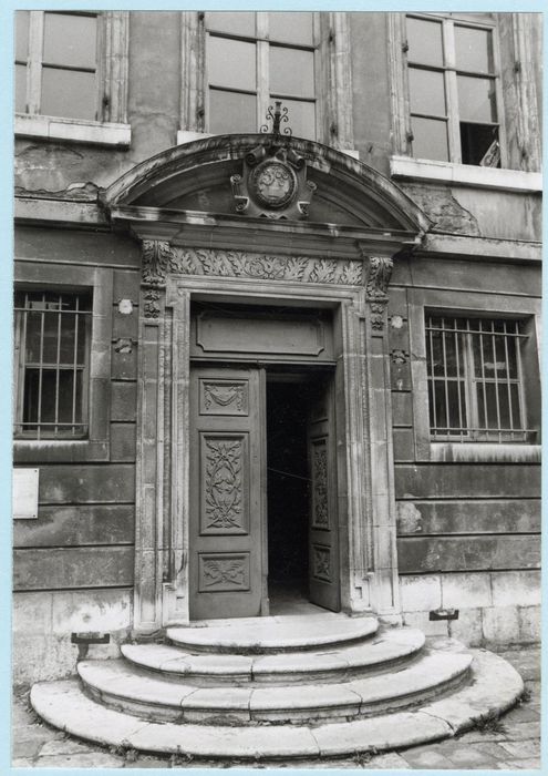 porte d’accès sur la cour d’honneur