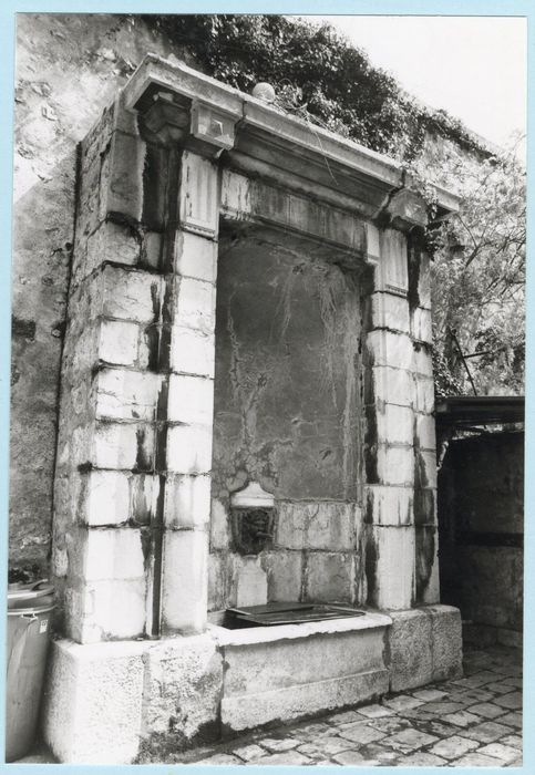 cour de la fontaine, fontaine