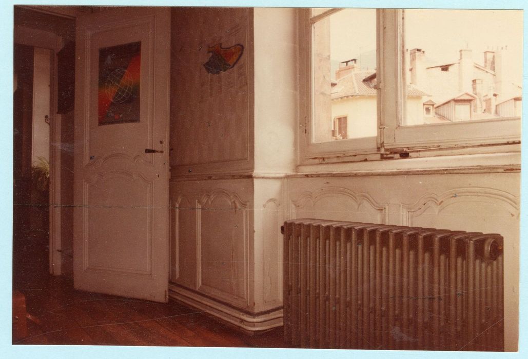 2e étage, salon, vue partielle des lambris de revêtement