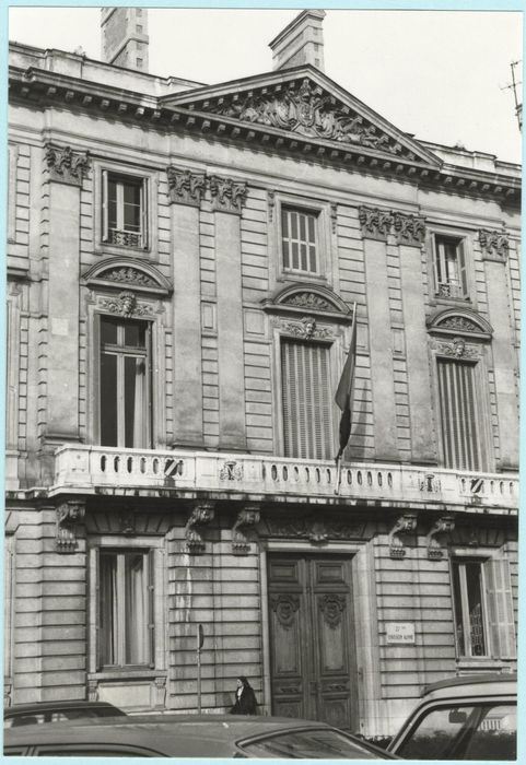 façade sur rue de l’hôtel de la Division, vue partielle