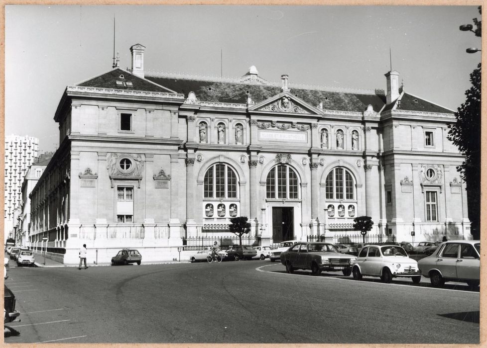 façade antérieure sur la place