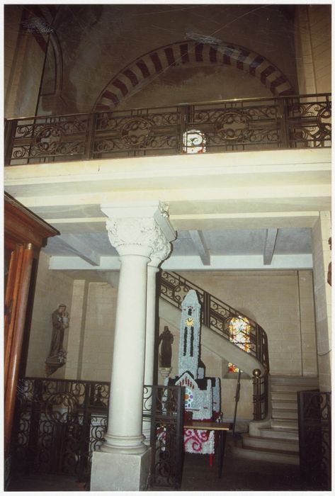 escalier d’accès à la tribune