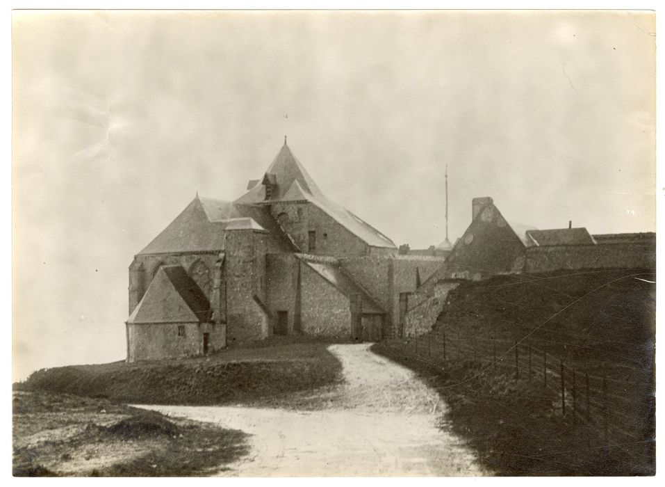 chevet, orientée au sud-est