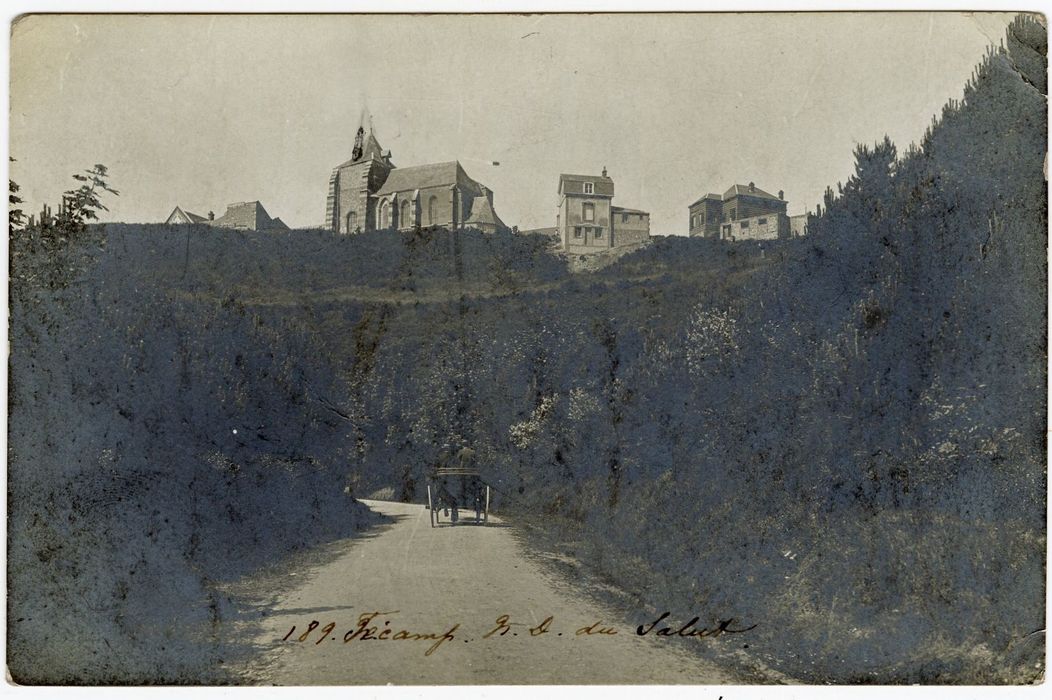 vue partielle de la chapelle dans son environnement depuis le Sud