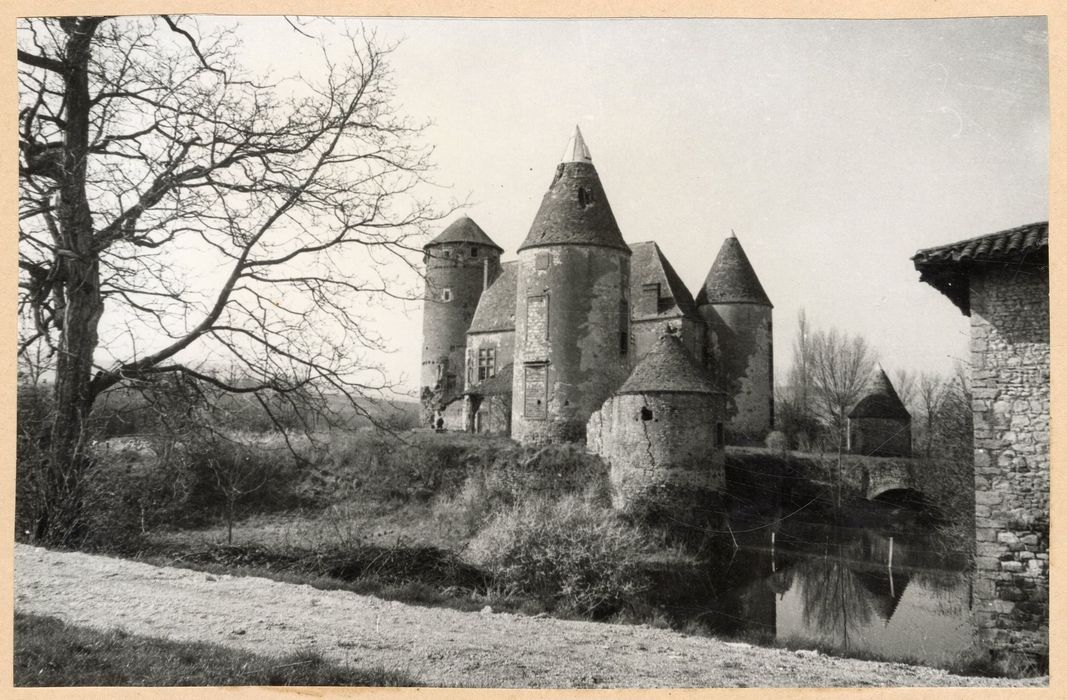 vue générale du château dans son environnement depuis le Sud-Est