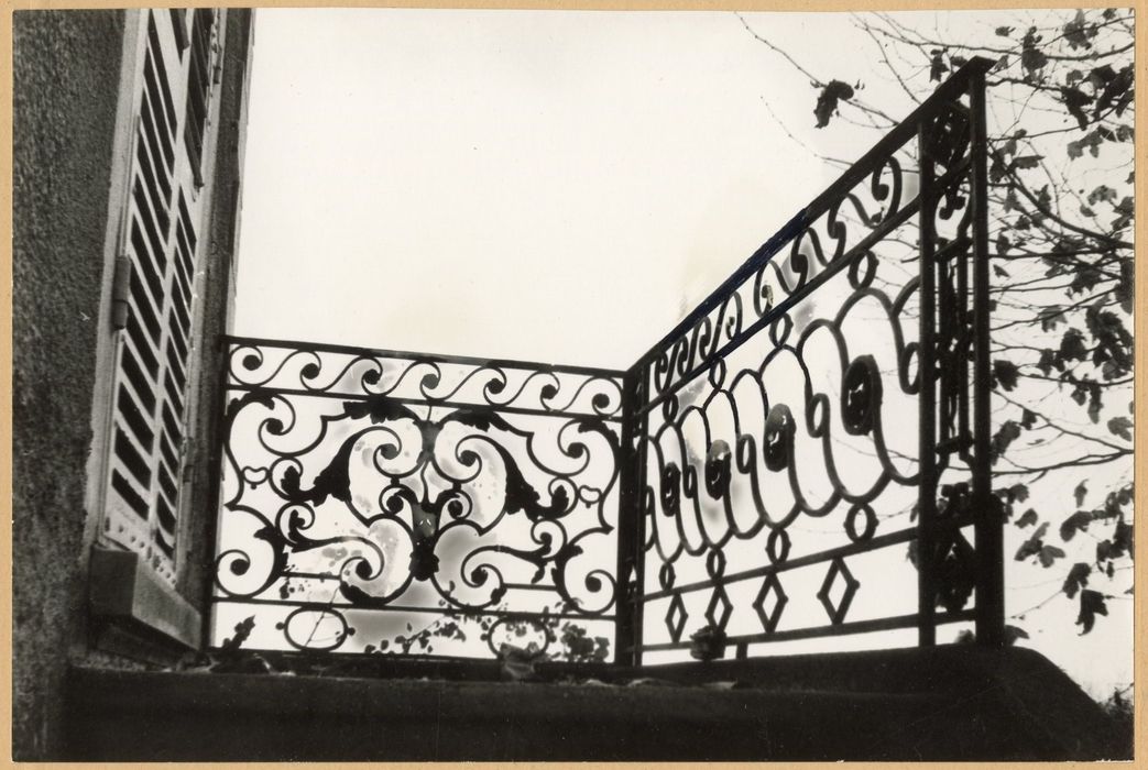 façade est, garde-corps du petit escalier extérieur