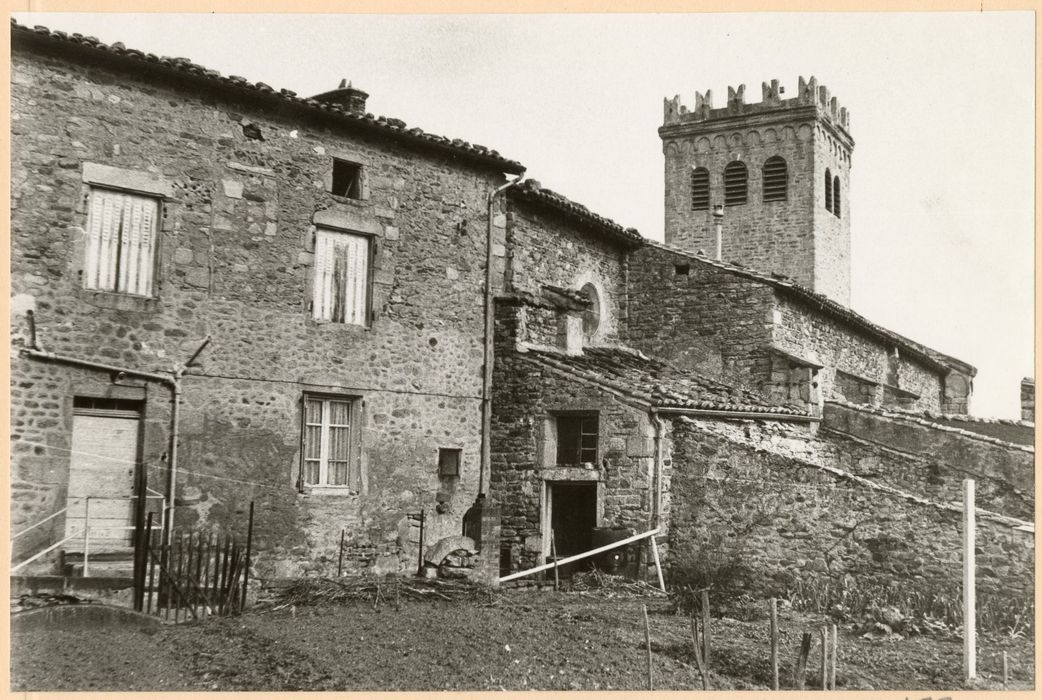 vue partielle de l’église dans son environnement depuis le jardin de la cure au sud-ouest