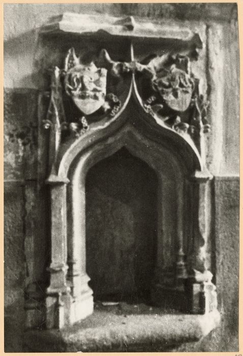 chapelle seigneuriale, détail de la piscine