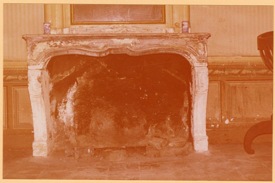 1er étage, chambre nord-est, cheminée