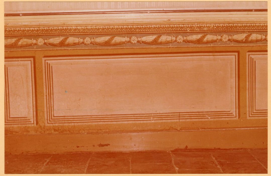 1er étage, chambre nord-est, détail du papier peint du soubassement