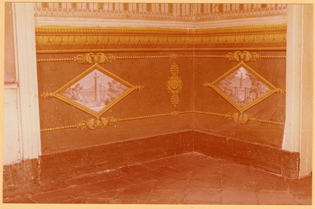 1er étage, chambre nord-est, détail du papier peint du soubassement