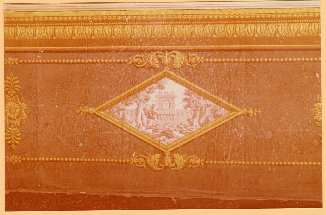 1er étage, chambre nord-est, détail du papier peint du soubassement