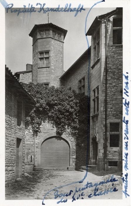 vue partielle du château depuis la rue