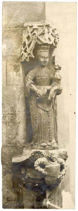 angle des façades sur rues, détail de la niche et de sa statue : Vierge à l’Enfant