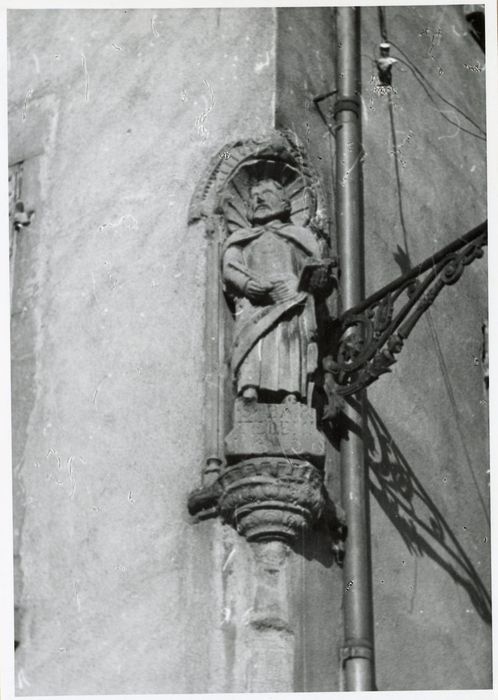 angle des façades sur rues, détail de la niche et de sa statue : Saint Barthélémy