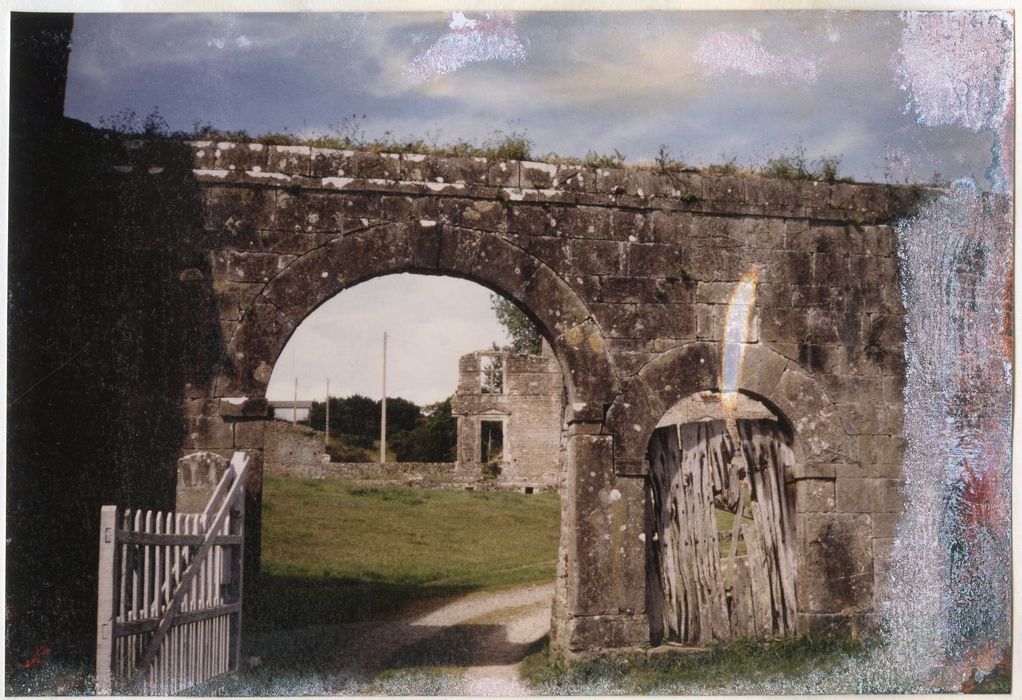 portail d’accès sud à la cour