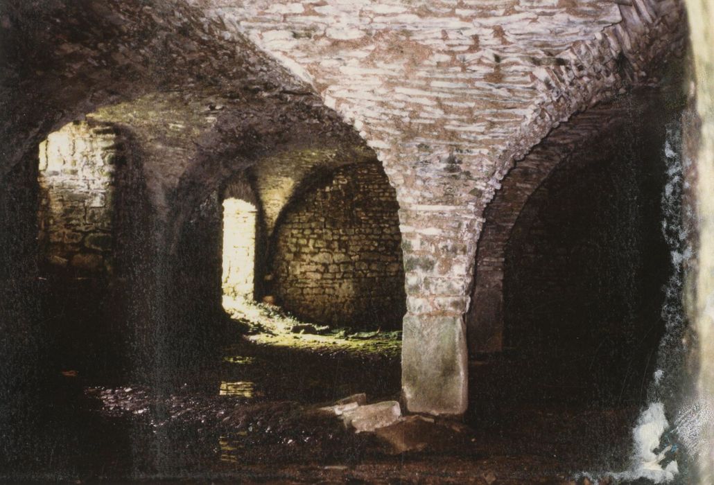 caves sous la partie ruinée ouest
