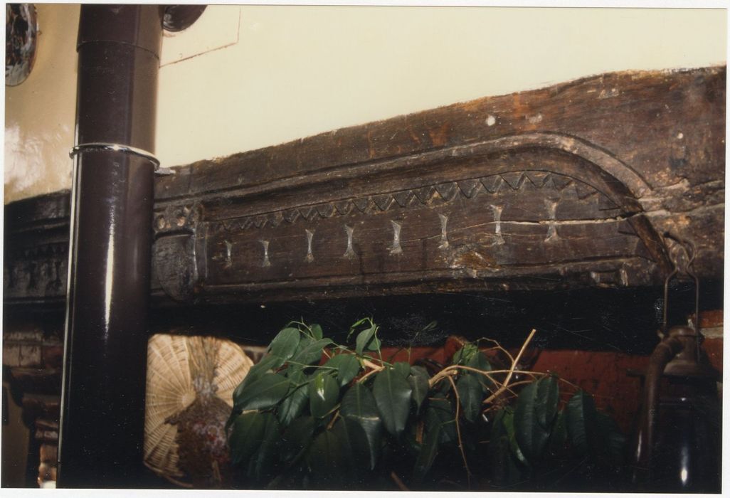 presbytère,détail du linteau de la cheminée de la cuisine