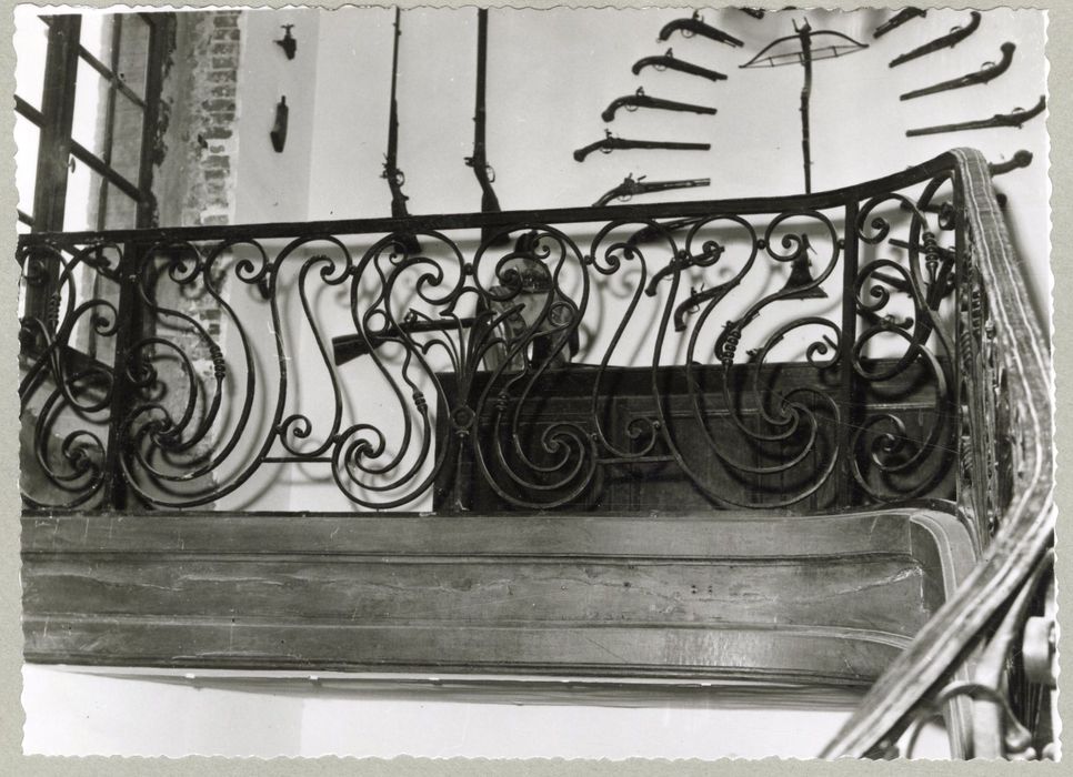 escalier monumentale, détail de la rampe en fer forgé