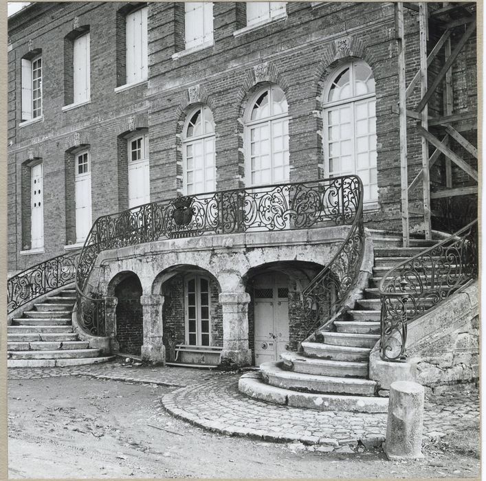 façade nord-ouest, perron d’accès au 1er étage