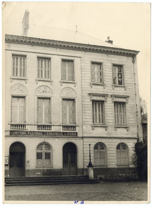 façade nord-ouest sur la cour d’honneur, vue partielle