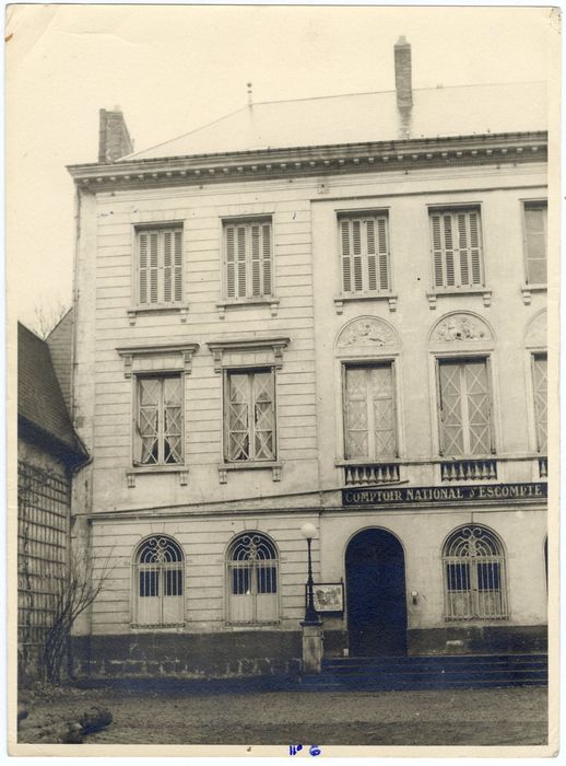 façade nord-ouest sur la cour d’honneur, vue partielle