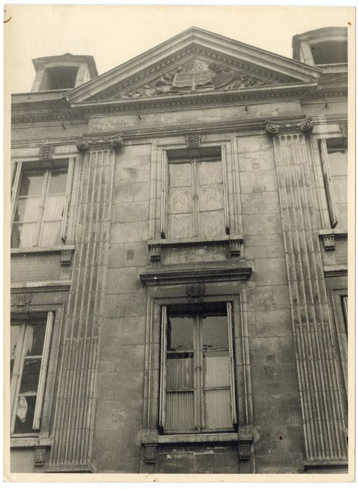 façade sur rue, travée centrale, vue partielle