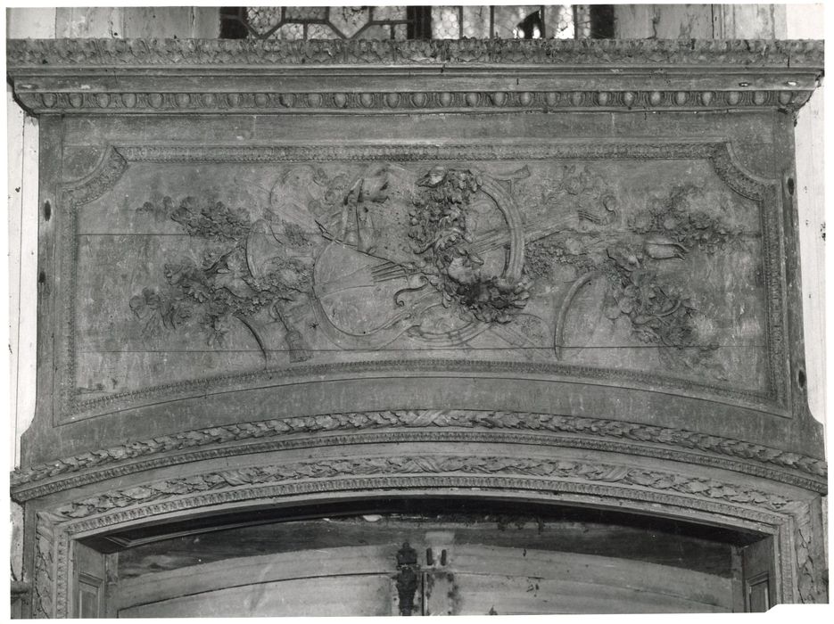 lambris de revêtement de la chapelle, détail d’un dessus-de-porte
