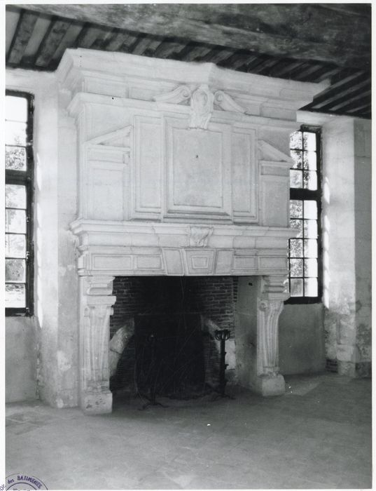 rez-de-chaussée, salle à manger, cheminée monumentale