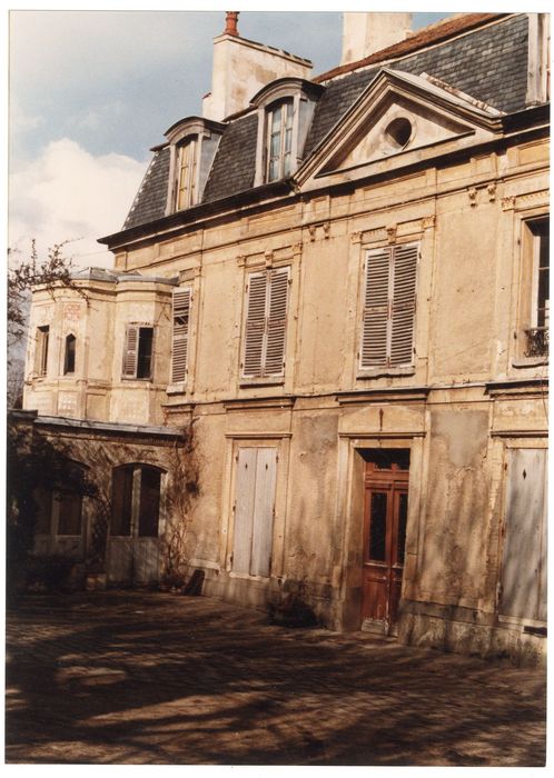 façade sud sur cour, vue partielle