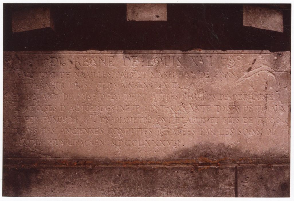 édicule du regard d’Hennemont, détail de la plaque commémorative du fronton