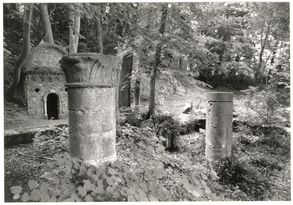 vestiges, colonnes à l’entrée du choeur