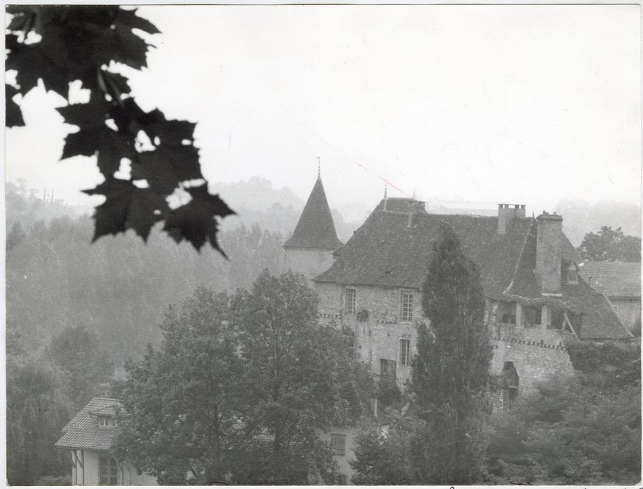 vue partielle de la maison depuis la place de l’église