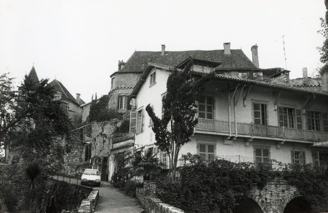 vue partielle de la maison au second plan depuis le pont