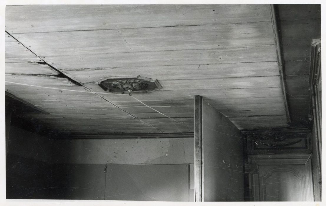 2e étage, chambre, vue partielle du plafond lambrissé