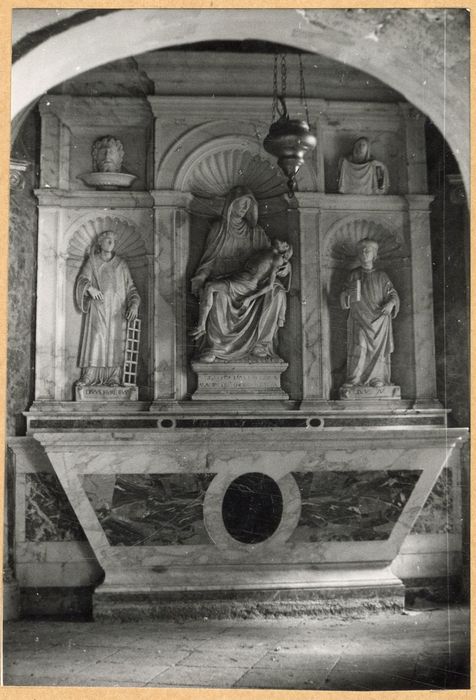 chapelle, autel, retable, statues : Saint Laurent, saint non identifié, groupe sculpté : Vierge de pitié