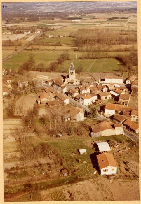 vue aérienne de l’église dans son environnement
