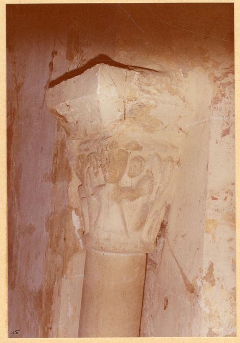 choeur, détail d’un des chapiteaux encadrant la fenêtre axiale
