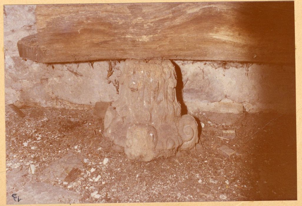chapiteau (fragment de retable ?)