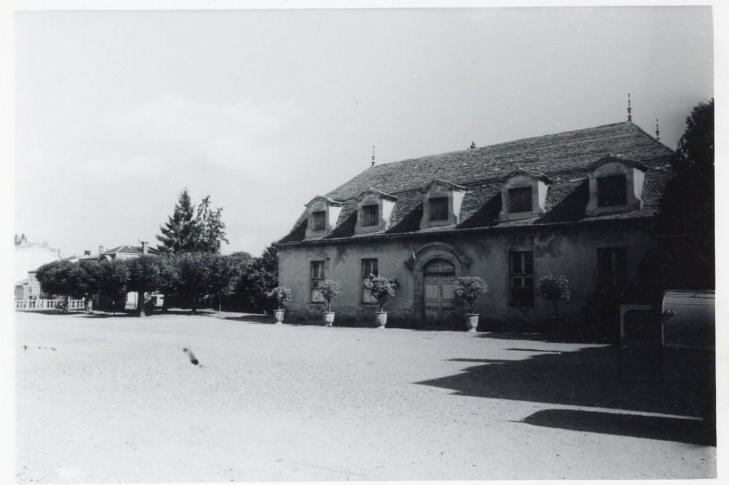 communs nord, façade sud sur la cour d’honneur