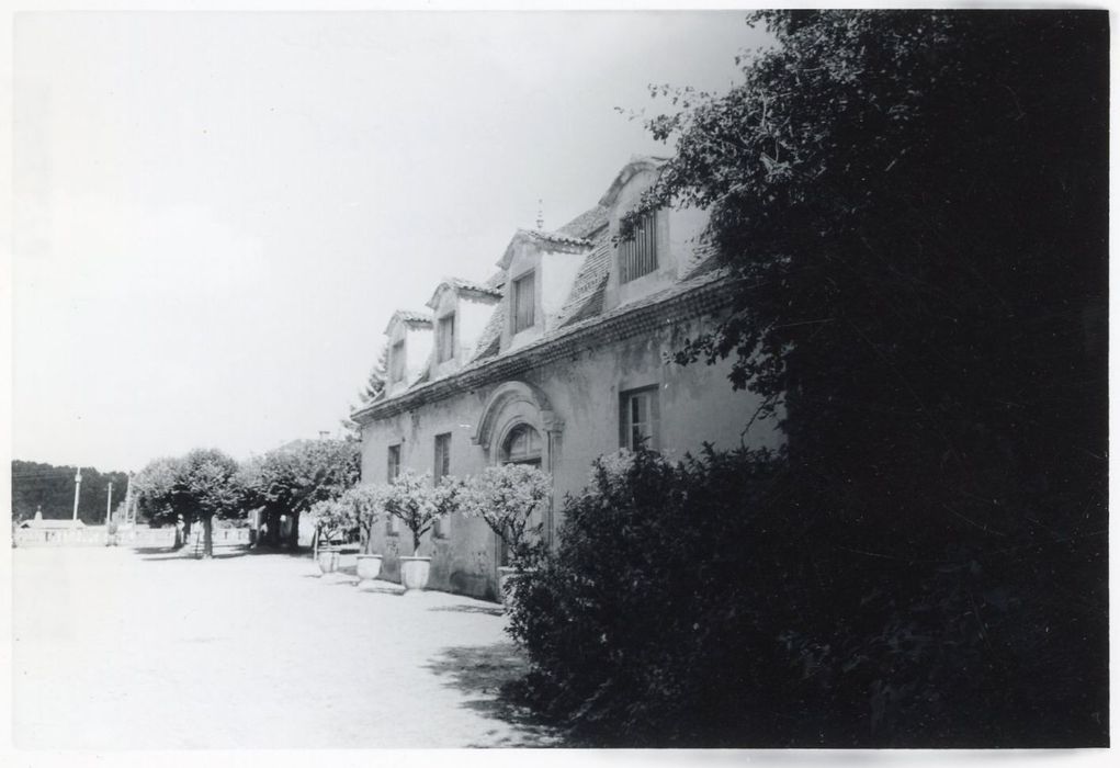 communs nord, façade sud sur la cour d’honneur
