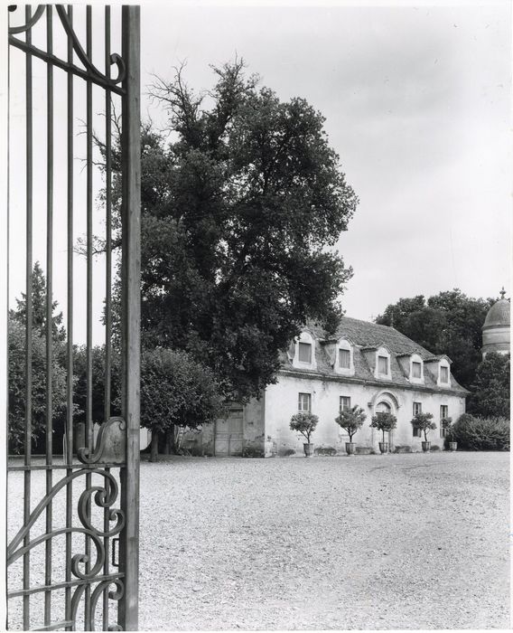communs nord, façade sud sur la cour d’honneur