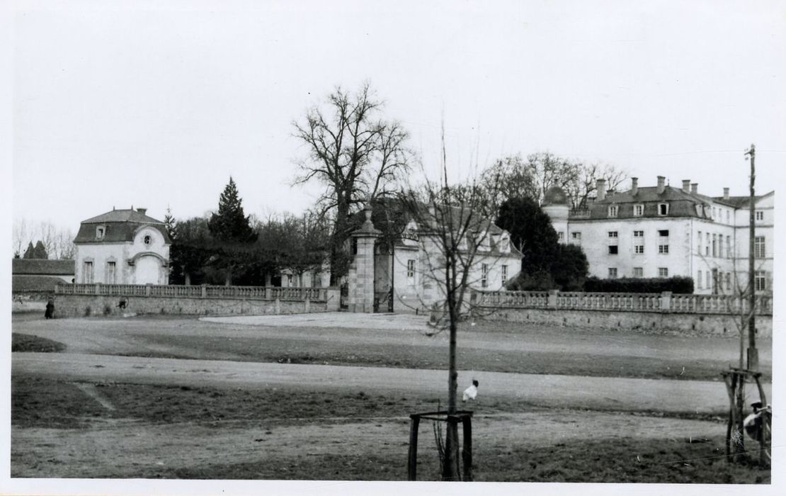 vue partielle du château depuis la place ouest